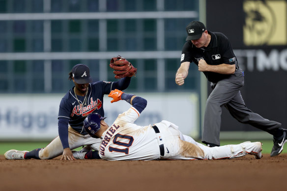 Ozzie Albies tags out Houston’s Yuli Guriel as he attempts to take second base.