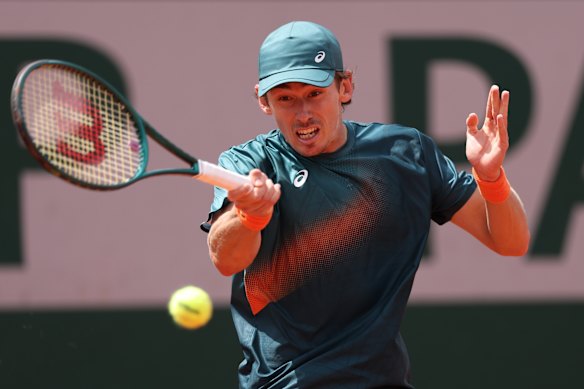 De Minaur in action on the red clay of Paris.