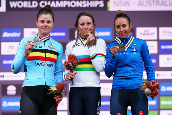 Annemiek van Vleuten kisses her gold medal on the podium after an incredible victory.