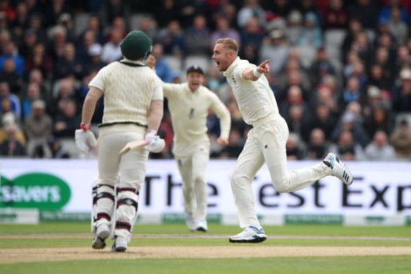 Stuart Broad dismisses David Warner in the first innings at Old Trafford in 2019.