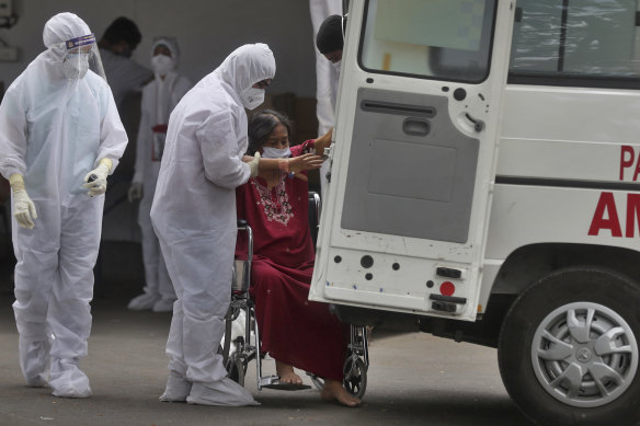 Health workers attend to a patient at the Jumbo COVID-19 filed hospital in Mumbai, India, on Thursday.