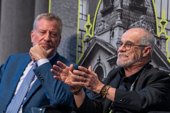 De Blasio and urbanist Carlos Moreno at the civic forum.