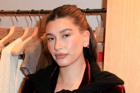 Last year’s “strawberry skin”, perfected by Hailey Bieber, food-inspired beauty trends continue.