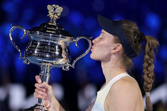 Elena Rybakina with the Daphne Akhurst Memorial Cup.