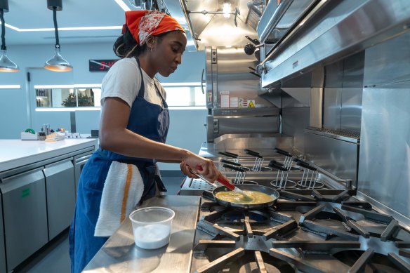 Sydney Adamu (Ayo Edebiri) making an omelette in The Bear.