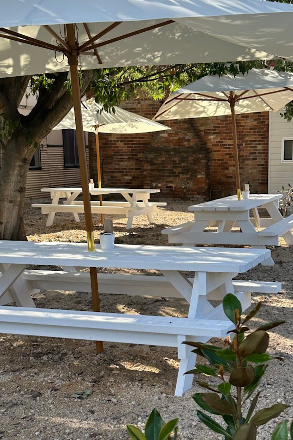 There’s outdoor seating. 