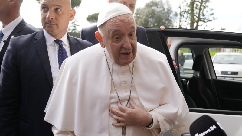 Bronşit tedavisi gören Papa Francis, 'Hala yaşıyorum' diyerek hastaneden ayrıldı