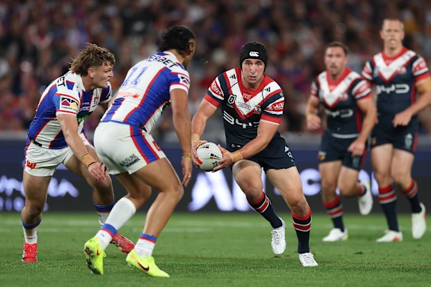 Victor Radley, Roosters için top sürüyor.