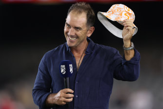 Justin Langer is reportedly considering taking the head coach role of England.