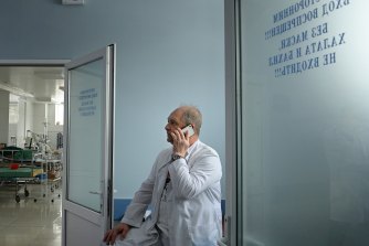 重症監護病房外的神經外科主任 Oleksandr Dukhivskyy。