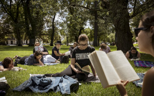 A good old Aussie picnic, er, silent reading party at Carlton Gardens. 