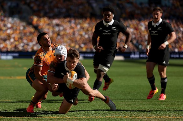 Beauden Barrett scores for the All Blacks.