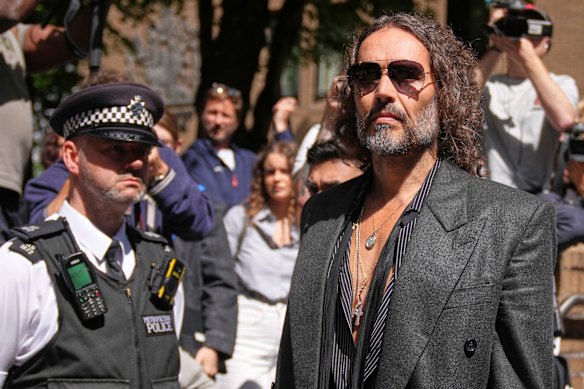 Il comico Russell Brand fuori dal tribunale a maggio.
