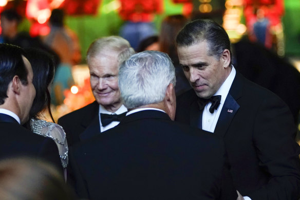 Hunter Biden, sağda, Hindistan Başbakanı Narendra Modi için Beyaz Saray'da düzenlenen devlet yemeğinde konuklarla konuşuyor.