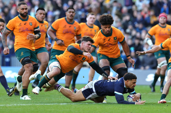 Sione Tuipulotu scores for Scotland.