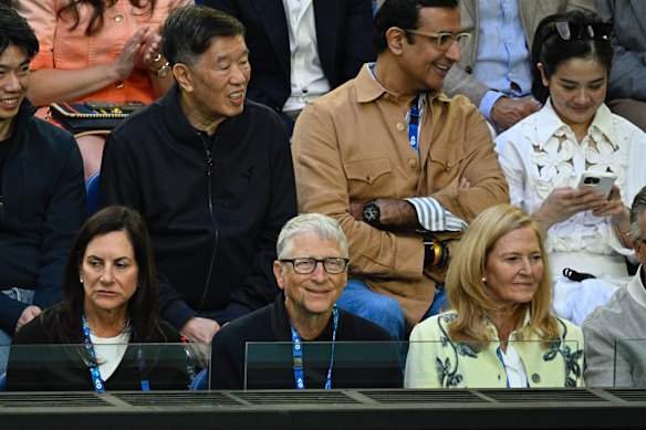 Bill Gates e sua parceira Paula Hurd em quadra na final individual masculina do Aberto da Austrália de 2026.