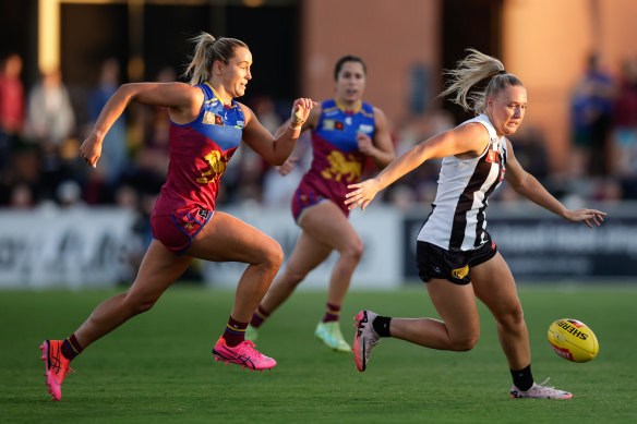 Natalie Grider of the Lions and Eliza James of the Magpies.