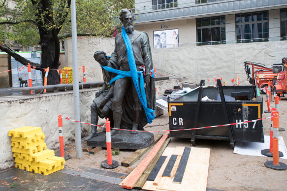 The statue of Burke and Wills is removed from city square in 2017. 
