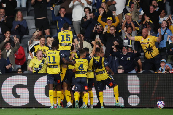 The Central Coast Mariners thrashed Melbourne City 6-1 in the  men’s A-League grand final in Sydney