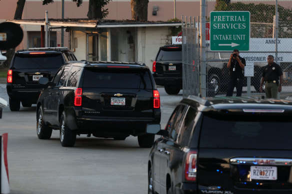 Donald Trump’s motorcade arrives at Fulton County Jail.
