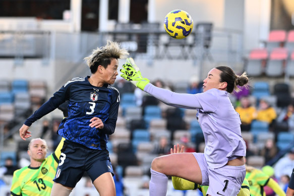 Moeka Minami heads a goal in for Japan.