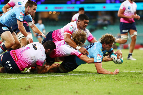 Will Harris scoring a try in the first half.