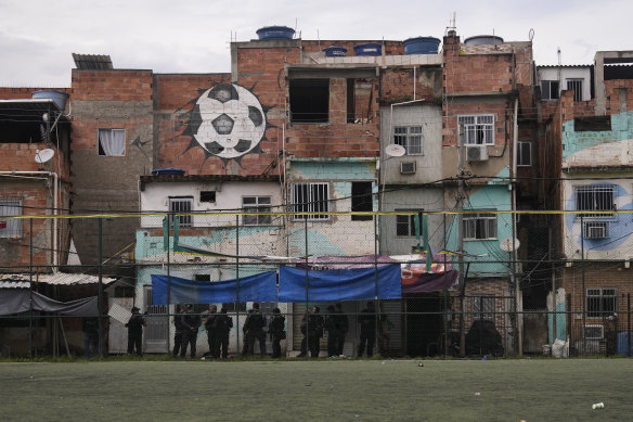 Police at the Mare Complex. Security forces have targeted three neighbourhoods controlled by the Red Command drug trafficking group. 