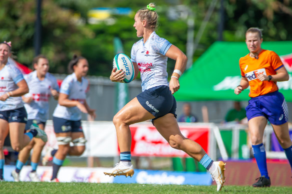 Arabella Mackenzie of the NSW Waratahs running with the ball.