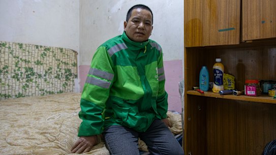 49 歳の Mu Jie さんは、北京の食料品即時配達プラットフォーム Xiaoxiang (Little Elephant) のドライバーとして、注文ごとに 1.20 ドル強の収入を得ています。
