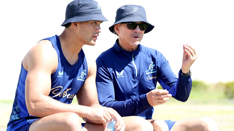 Les Kiss begins Wallabies tenure against Eddie Jones-led Japan