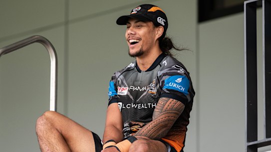 Jarome Luai no treino do Wests Tigers na quinta-feira.