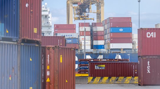 The Productivity Commission says unions have too much industrial power on the waterfront, which is costing the economy $600 million a year.