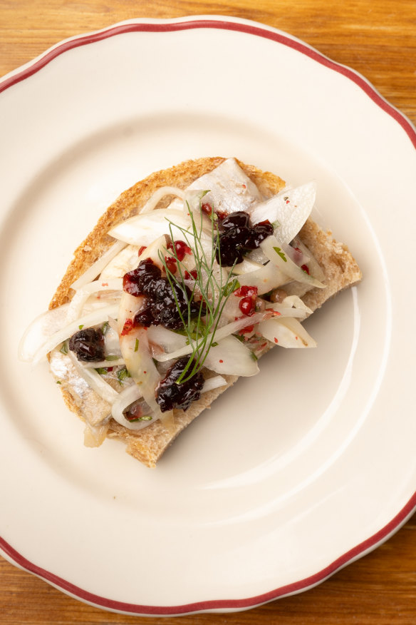 Sledz (herring on toast).