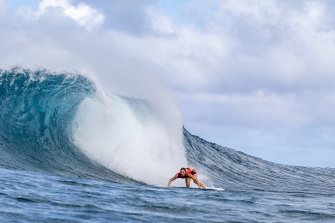 Tyler Wright on her way to winning the Maui Pro at Pipeline in December 2020.