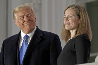 Президент США Дональд Трамп назначил Эми Конни Барретт вместо Рут Бейдер Гинзбург в Верховном суде США.