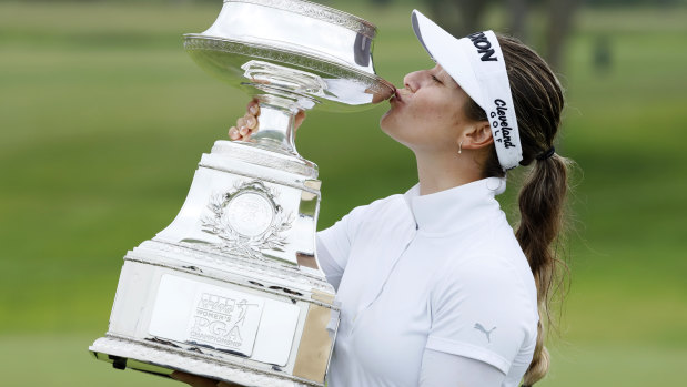 Hannah Green kisses the trophy after her major victory.