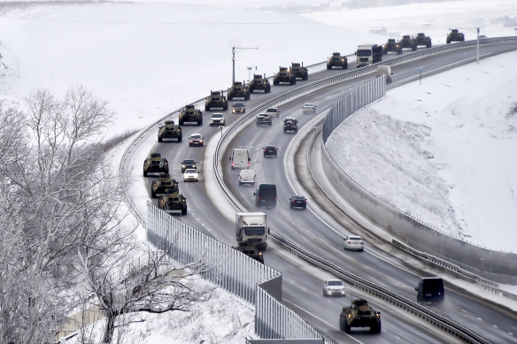 Ocak 2022'de bir Rus zırhlı araç konvoyu Kırım'da bir otoyolda hareket ediyor.