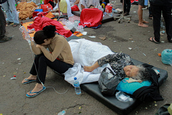 Depremden kurtulanlar, Batı Java'daki Cianjur'daki bir hastanenin dışında tedavi ediliyor.