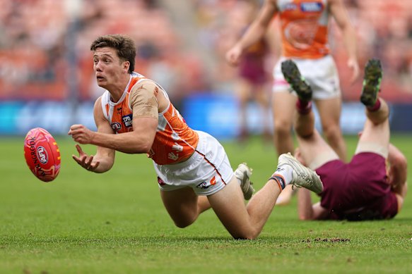 Giant Toby McMullin gets a handball away.