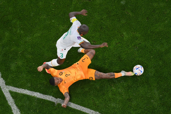 Steven Bergwijn of Netherlands and Kalidou Koulibaly of Senegal battle for the ball.