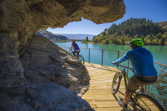 Pedal road-free across Otago
Lake Dunstan Trail.