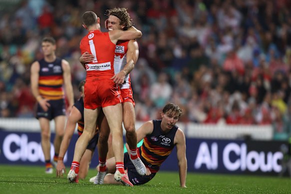 Outra multidão assistiu Adelaide derrotar os Swans em Sydney na noite de sexta-feira.