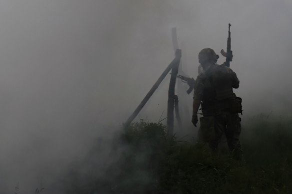 Ukrainian servicemen train in Zaporizhzhia region on Monday.
