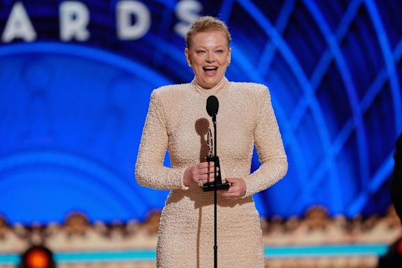 Sarah Snook accepts the best actress Tony Award for The Picture of Dorian Gray.