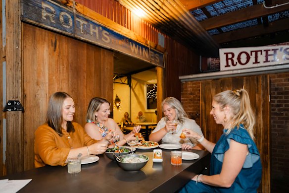 O Roth's Wine Bar and Cellar tem uma sala de jantar em estilo celeiro.