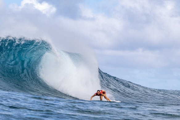 Tyler Wright on her way to winning the Maui Pro at Pipeline in December 2020.