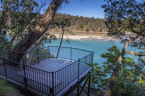 Um mirante com vista para a foz do rio Pambula.