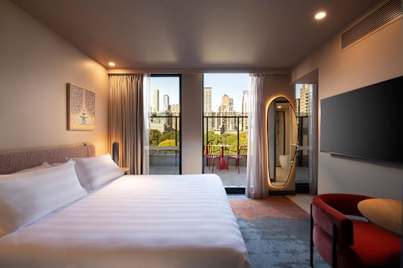 Mercure Melbourne La Trobe Street’s Superior King City View room.