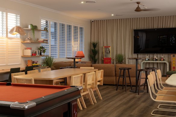 O “espaço de convivência” com tela de cinema, máquina de pipoca e espreguiçadeiras grandes.