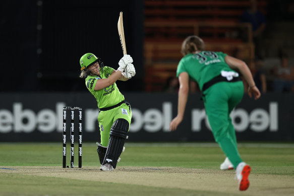 Tammy Beaumont hits out for the Thunder in WBBl.
